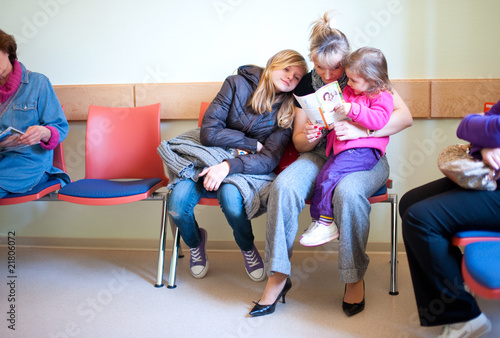 Familie im Wartezimmer