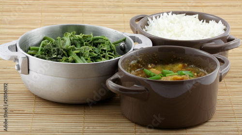 plats végétariens typiquement créole : riz, brèdes, rougail