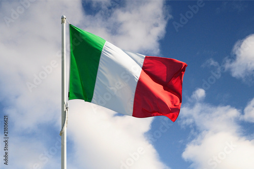 Bandiera italiana su cielo con nuvole