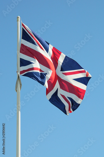 Bandiera inglese su cielo blu