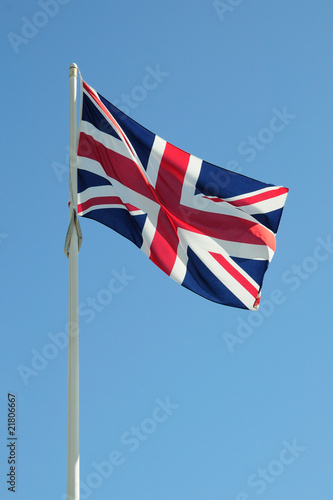 Bandiera inglese su cielo blu