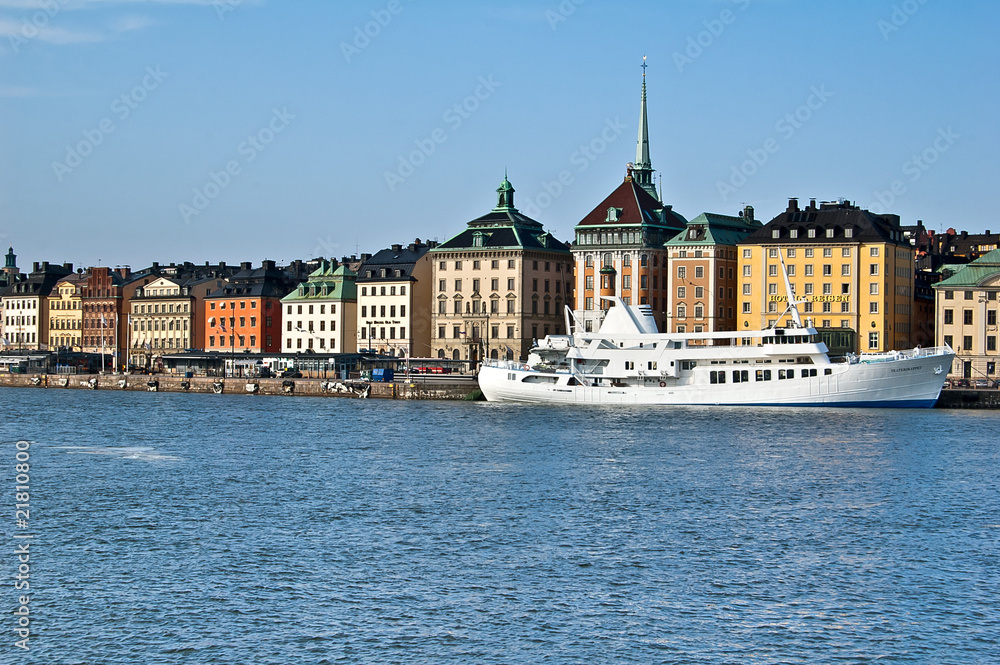 Maisons sur les berges de Stockholm et bateau