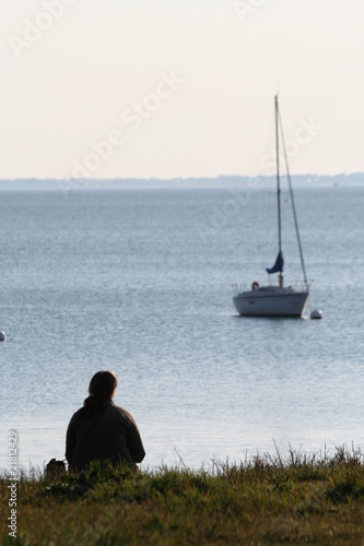 Femme attente bord de mer
