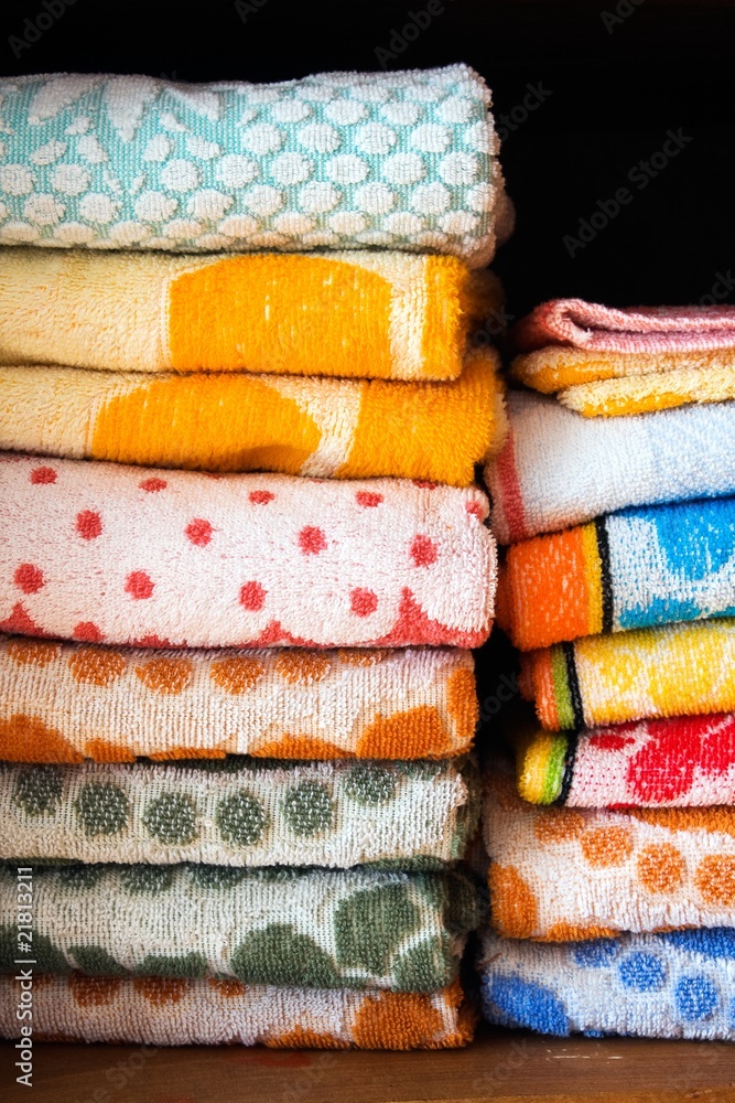 Piles de serviettes de toilette colorées Stock Photo | Adobe Stock