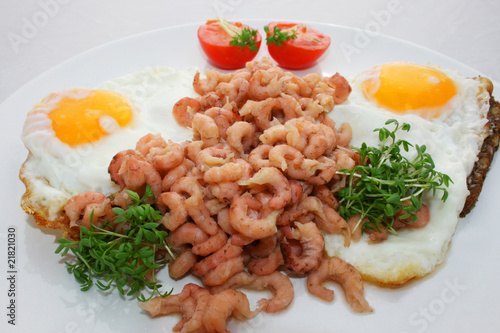 Spiegeleier mit Nordseekrabben