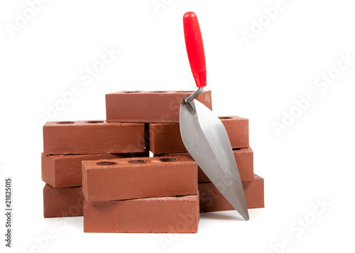 Cuadro en lienzo Bricks and a trowel on white