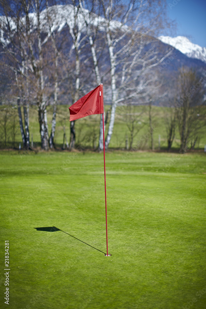 Obraz premium Red flag hole marker at the golf course