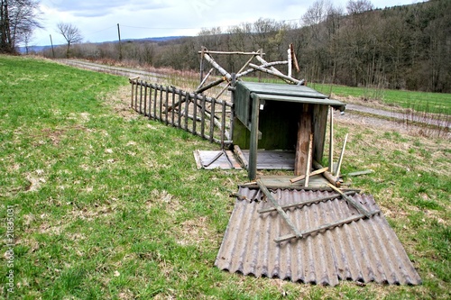 Vom Sturm umgeworfener Hochsitz photo