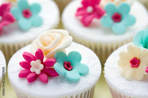 Cuadro en lienzo Wedding cupcakes