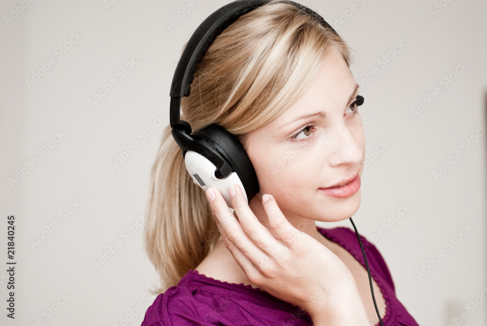junge schöne frau hört mit kopfhörer musik