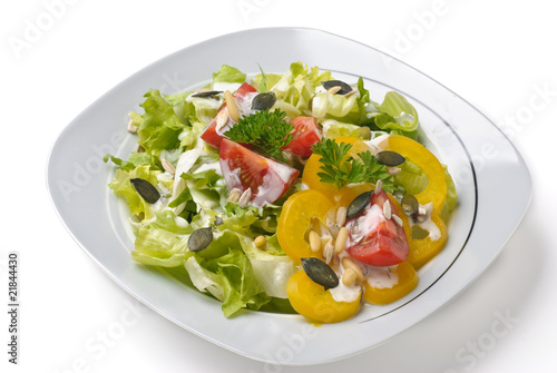 Salat mit Paprika und Kürbiskernen