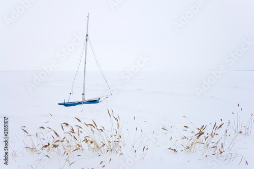 Segelboot im Winter photo