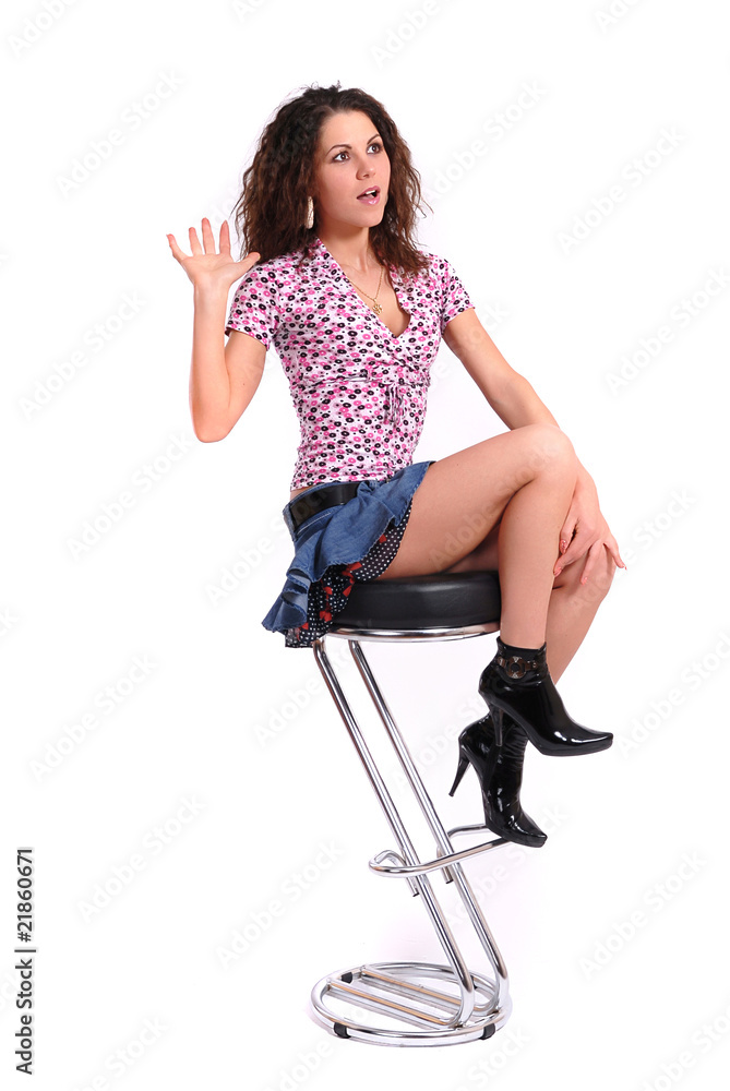 Сексапильная модель на стульчике
