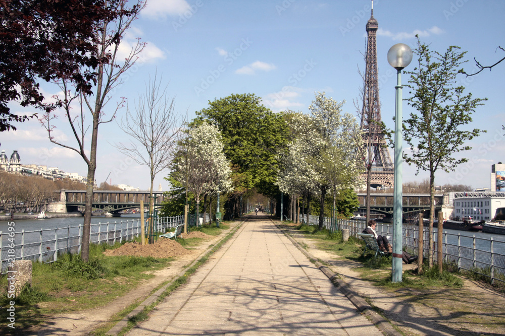Promenade en bord de Seine