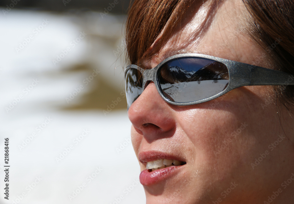 Eine Frau, die die wundervolle Aussicht auf die Berge genießt Eine Frau, die die wundervolle Aussicht auf die Berge genießt