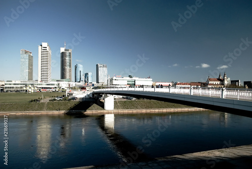 A bridge, river, skyscrapers © Architekt