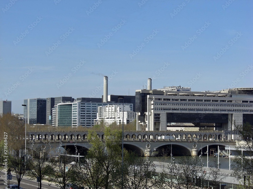 Paris pont de Bercy et Ministère des Finances