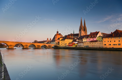 Langzeitbelichtung der Skyline der Altstadt von Regensburg mit Donau, Steinerner Brücke und Dom photo