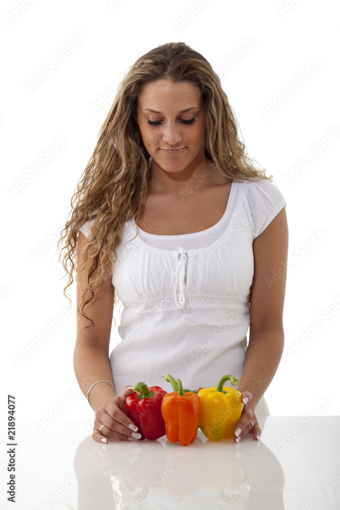 Junge Frau mit Paprika Junge Frau mit Paprika