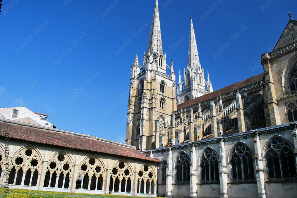 Obraz premium Cloitre et cathédrale à Bayonne