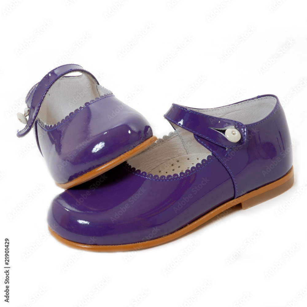 zapatos nuevos niña morados foto de Stock | Adobe Stock