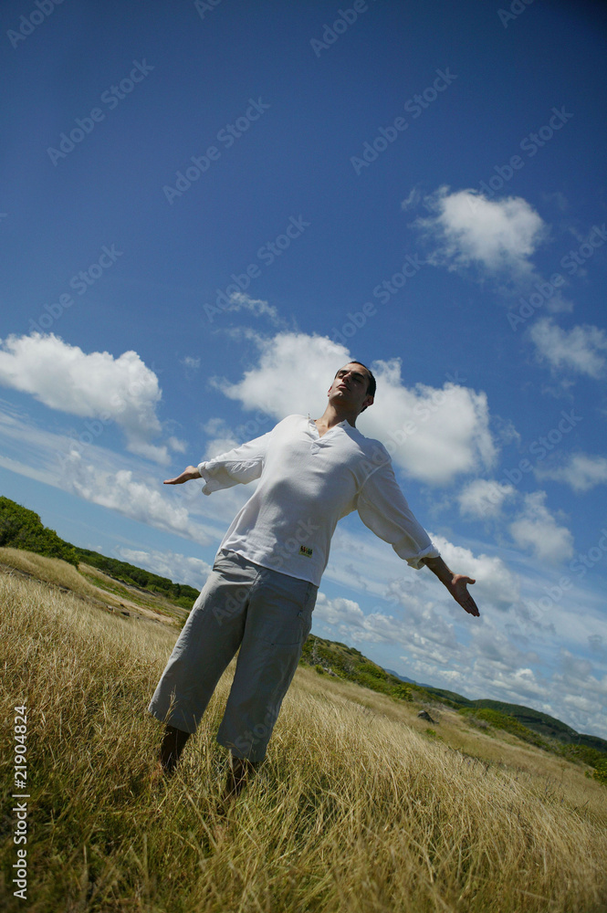Homme faisant des exercices de relaxation Homme faisant des exercices de relaxation