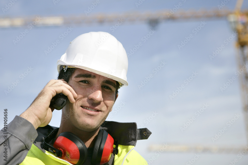 Entrepreneur sur un chantier de construction Entrepreneur sur un chantier de construction
