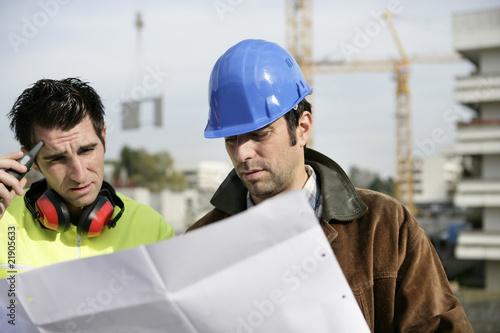 Entrepreneurs sur un chantier de construction photo