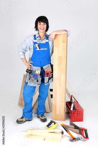 Femme menuisier avec une planche en bois