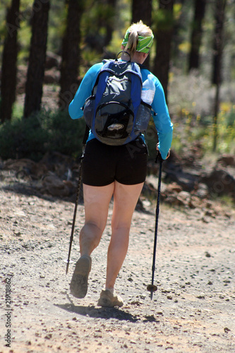 excursionista de senderismo con botas y bastones de trekking