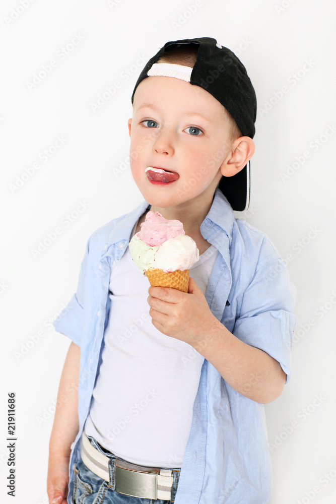 Junge mit Eistüte Junge mit Eistüte