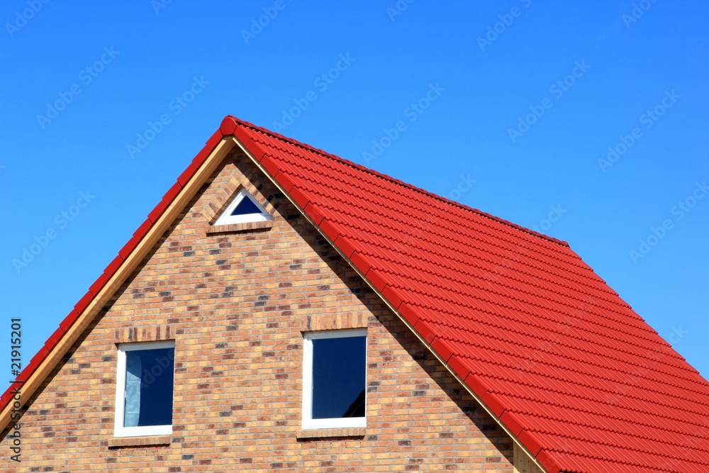 Neubau Einfamilienhaus neutral vor blauem Himmel