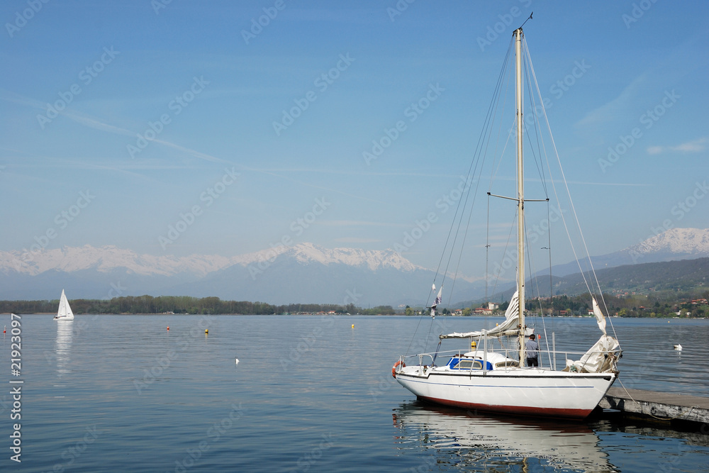 Lago di Viverone con barche a vela.