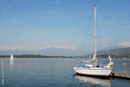 Lago di Viverone con barche a vela. © giemmephoto