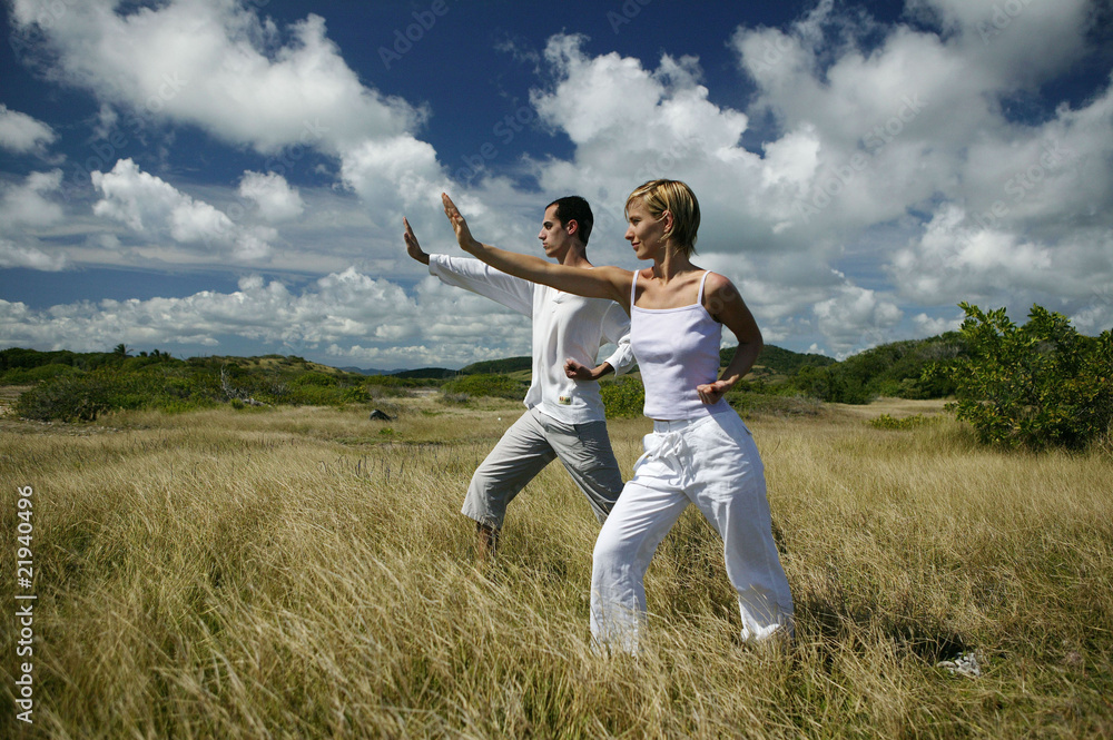 Homme et femme faisant des exercices de relaxation Homme et femme faisant des exercices de relaxation