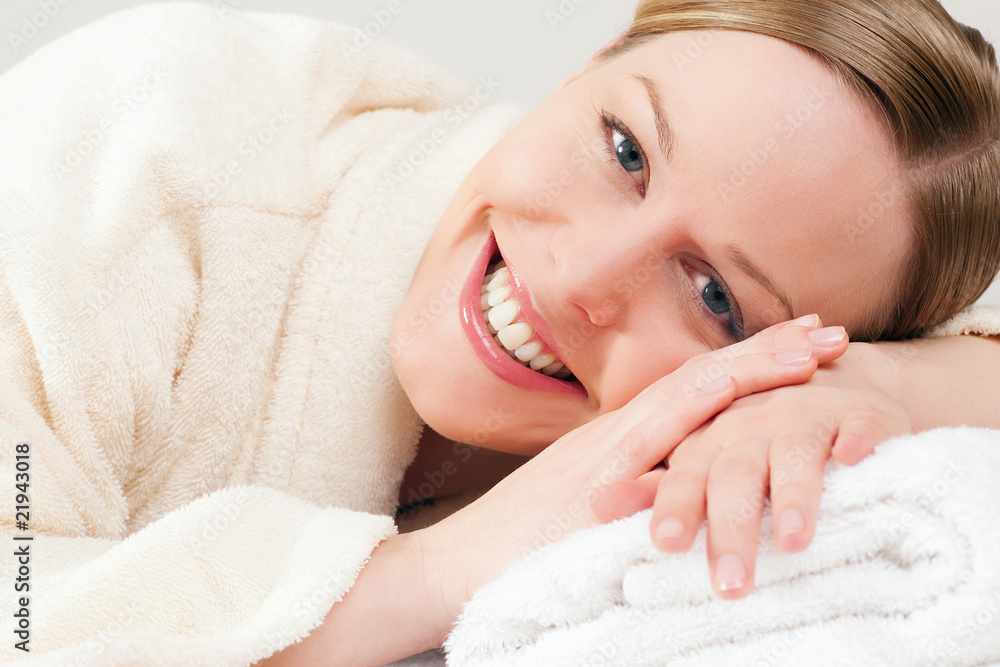 Frau im Bademantel im Spa