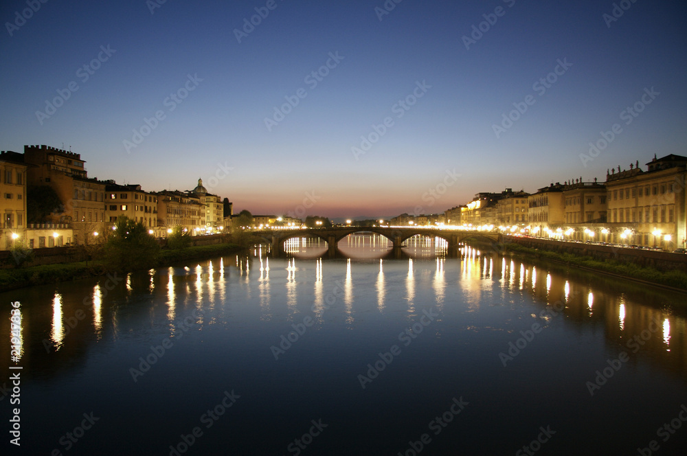 Florencia, rio arno al atardecer