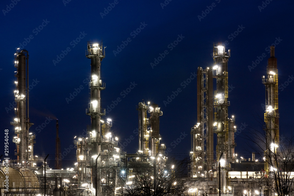 Raffinerie bei Heide in Schleswig-Holstein bei Nacht