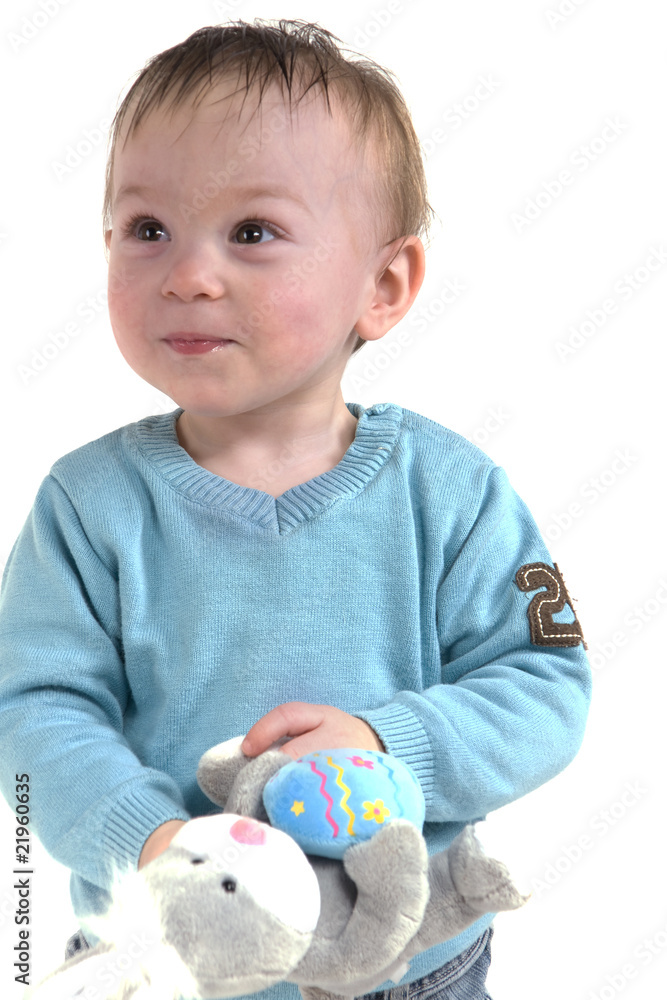 enfant souriant au pull bleu isolé sur fond blanc enfant souriant au pull bleu isolé sur fond blanc
