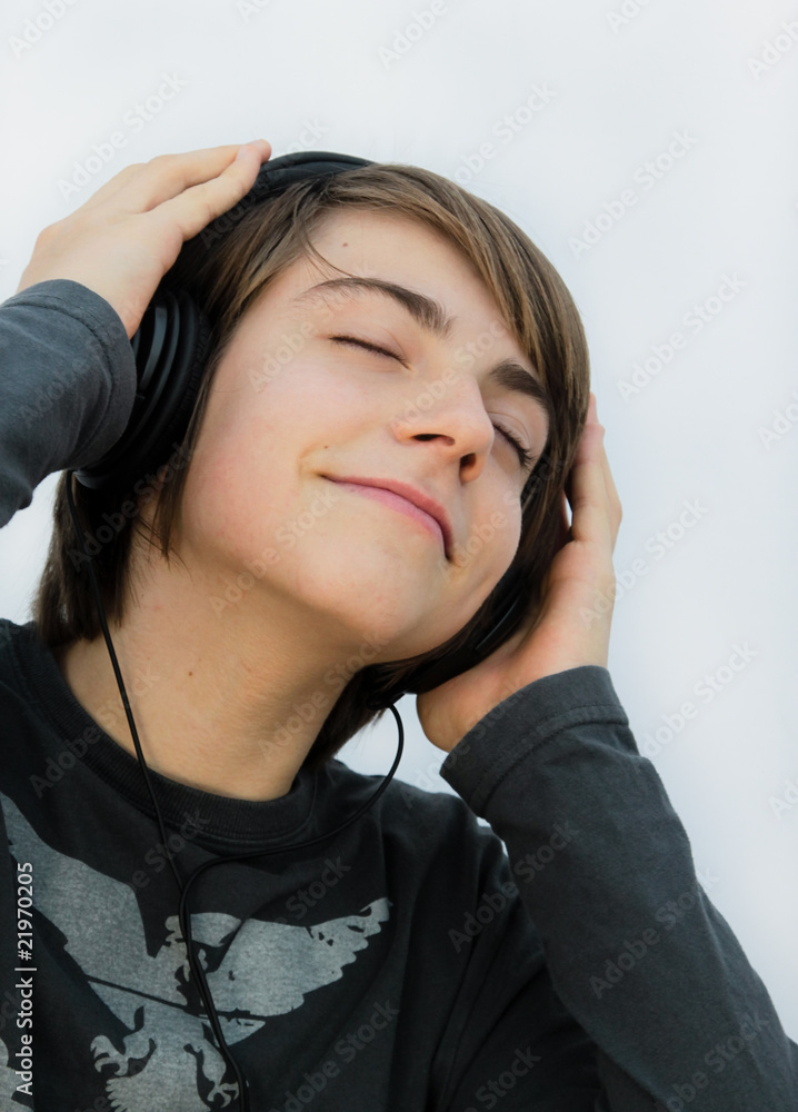 adolescent écoutant de la musique