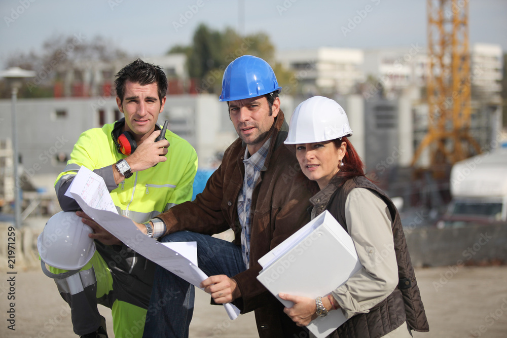 Professionnels du bâtiment sur chantier de construction Professionnels du bâtiment sur chantier de construction