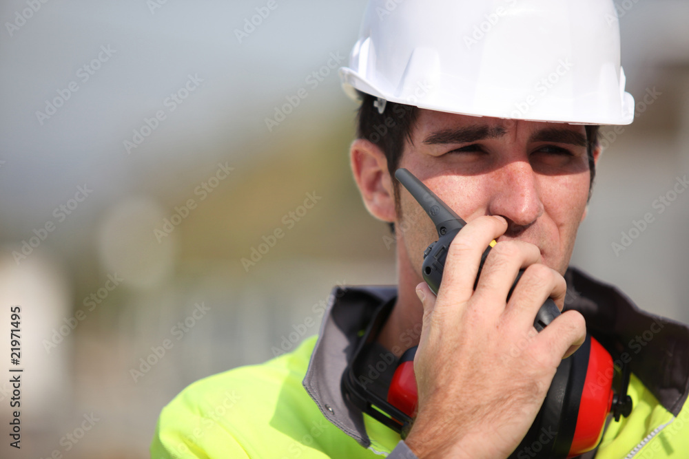 Portrait d'un ouvrier avec un talkie-walkie Portrait d'un ouvrier avec un talkie-walkie