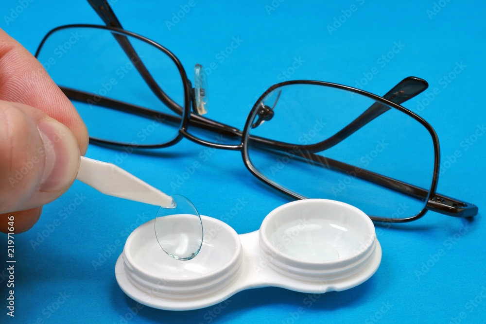 Removing the contact lens from its case