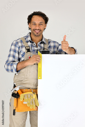 portrait d'un menuisier avec un panneau pour message