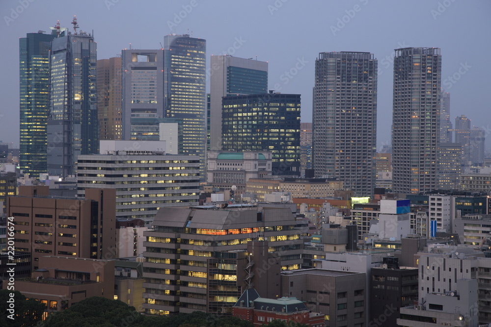 Naklejka premium Oświetlone nocą z góry miasto Seul w Korei Południowej