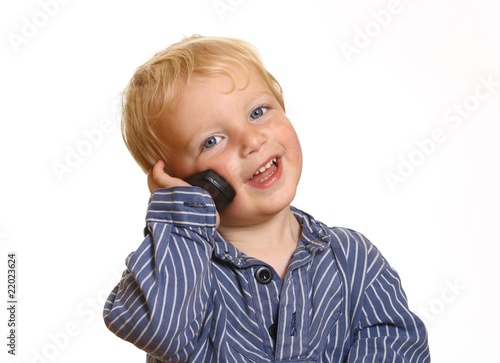 Kleiner Junge mit Handy