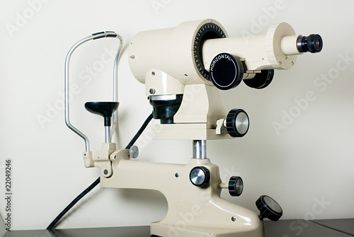 Keratometer instrument for accurate measurements of corneal photo