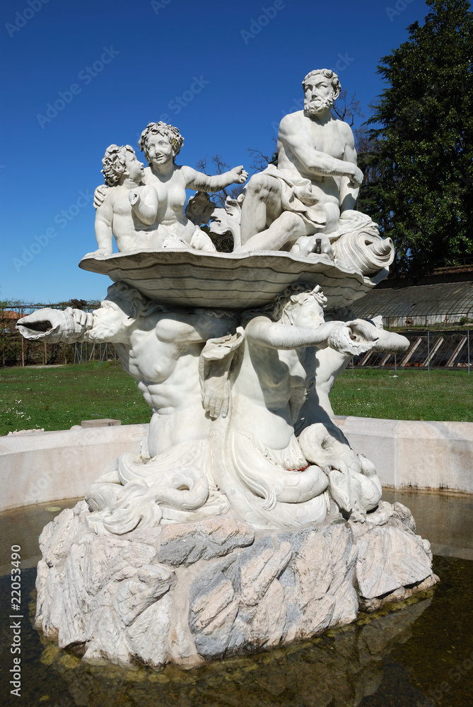 Fontana con statue in marmo