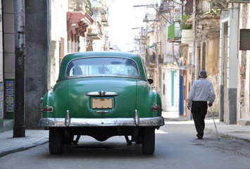 Plexiglas schilderij Cubaanse oldtimers Twee oldtimers in straten Havana  © Jens Hilberger