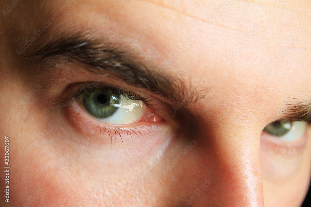 Obraz premium Suspicious look of the man